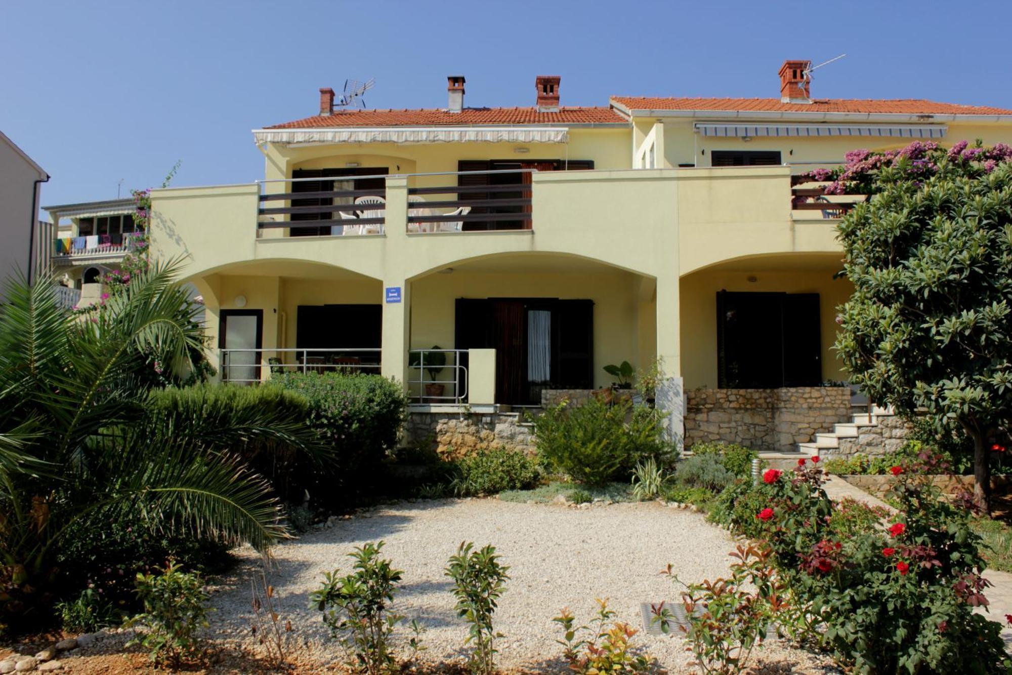 Apartments Knezak Mali Iz Exterior photo